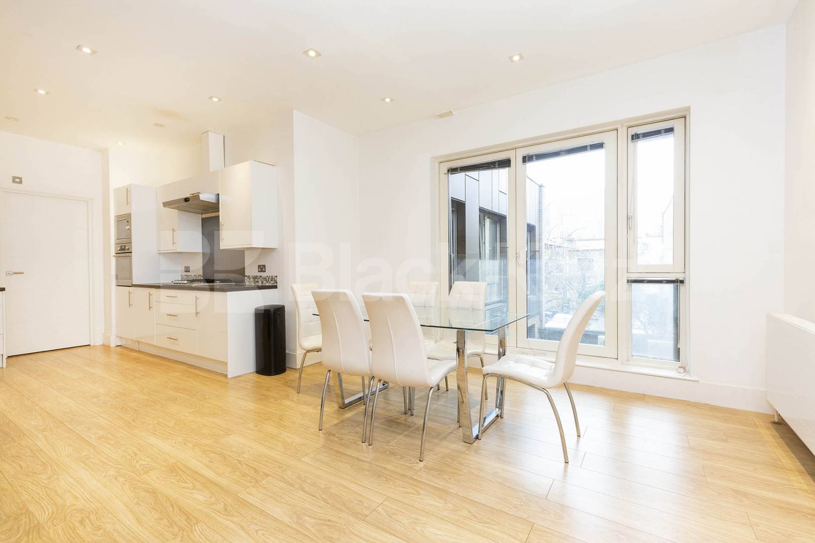 2 bedroom 2 bathroom maisonette in a central location Spelman Street , Brike Lane